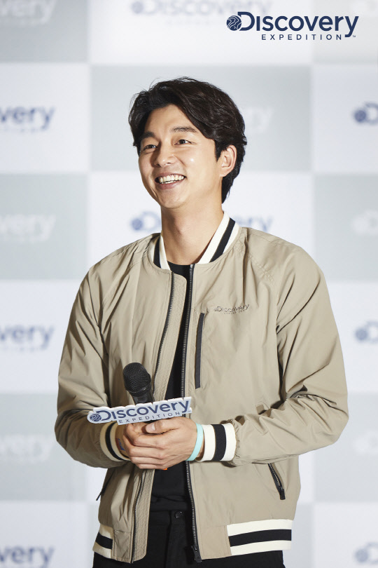 아웃도어 브랜드 디스커버리 익스페디션은 지난 24일 서울 영등포 타임스퀘어에서 배우 공유의 팬사인회를 진행했다. 이날 행사에서 공유가 아이슬란드에서 디스커버리 광고를 촬영하며 겪었던 에피소드를 발표하기 위해 무대에 선 모습. <디스커버리 익스페디션 제공>